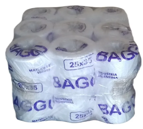 Rollo de bolsas de plástico transparente; se saca una bolsa.