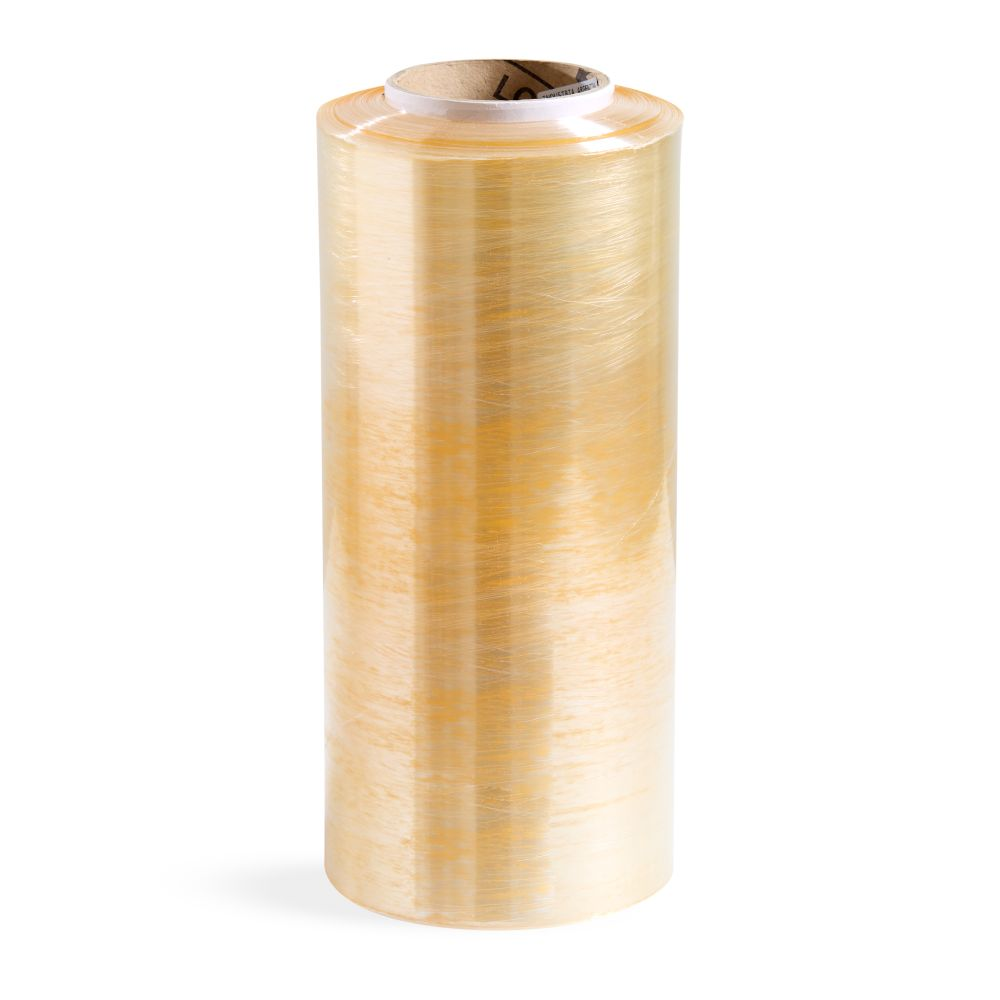 Rollo de film plástico transparente sobre un núcleo de cartón, dispuesto en ángulo sobre una superficie blanca.