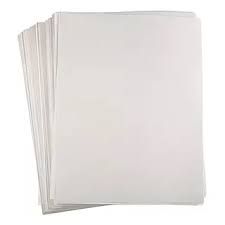 Pila de papel de impresora blanco.