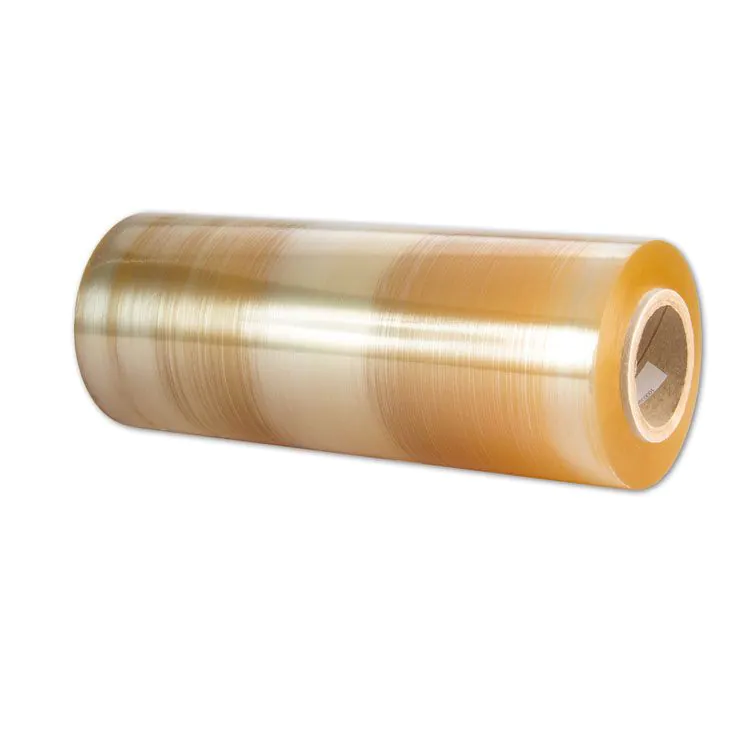 Rollo de film estirable de plástico transparente de color amarillento para embalaje.