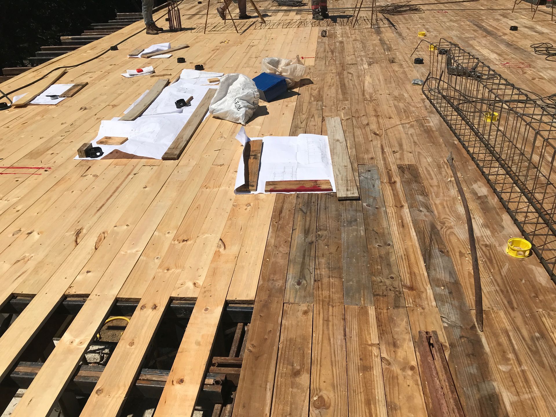 Um deck de madeira está sendo construído em um canteiro de obras