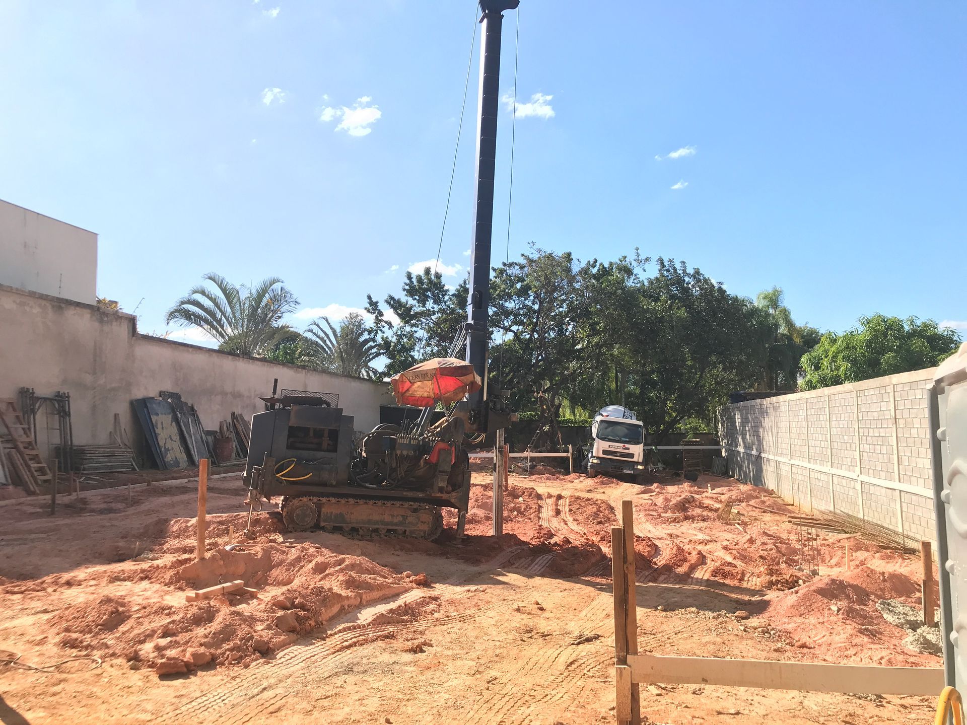 Um canteiro de obras com um guindaste no meio.