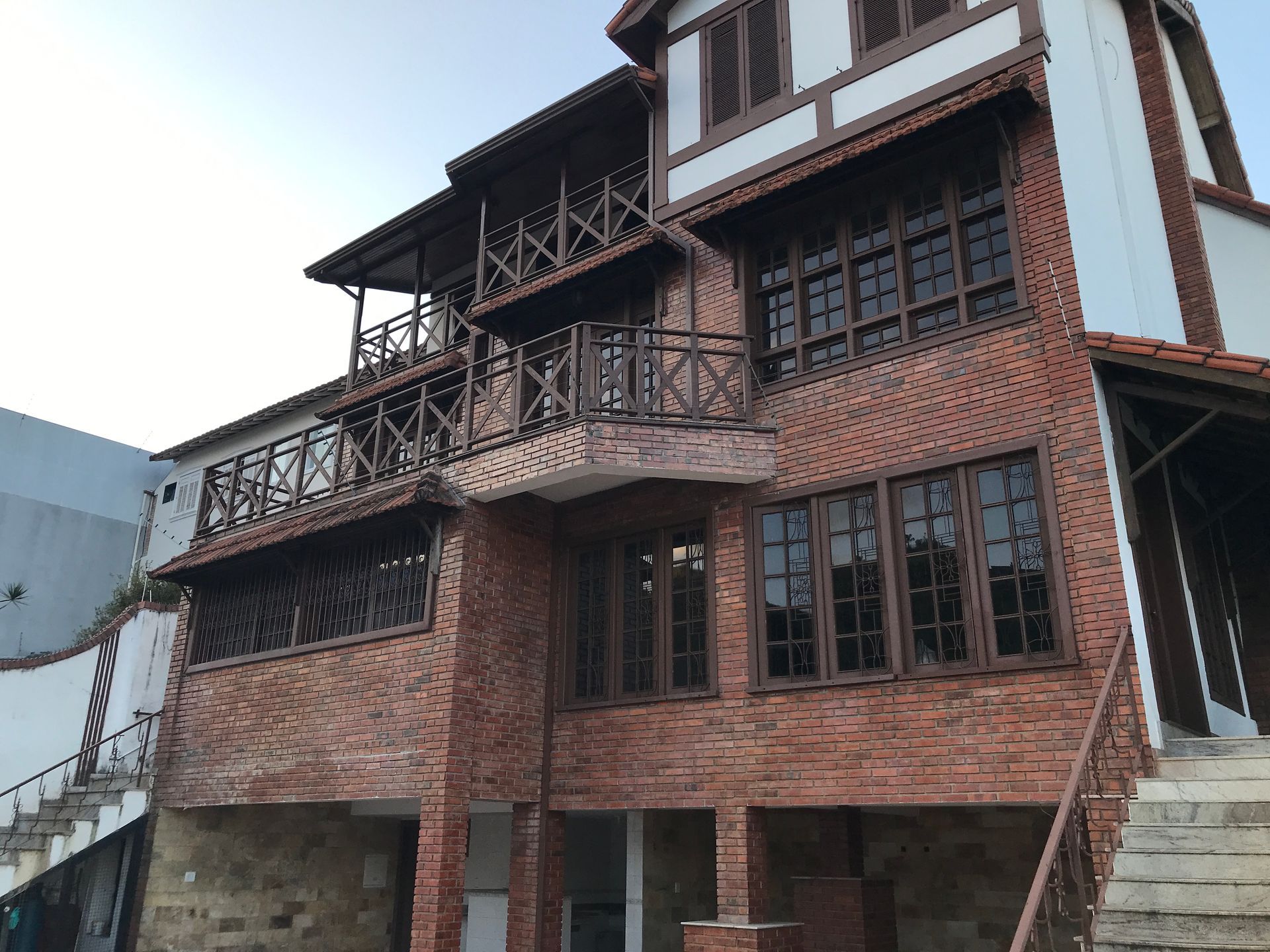 Um grande edifício de tijolos com escadas que levam até ele