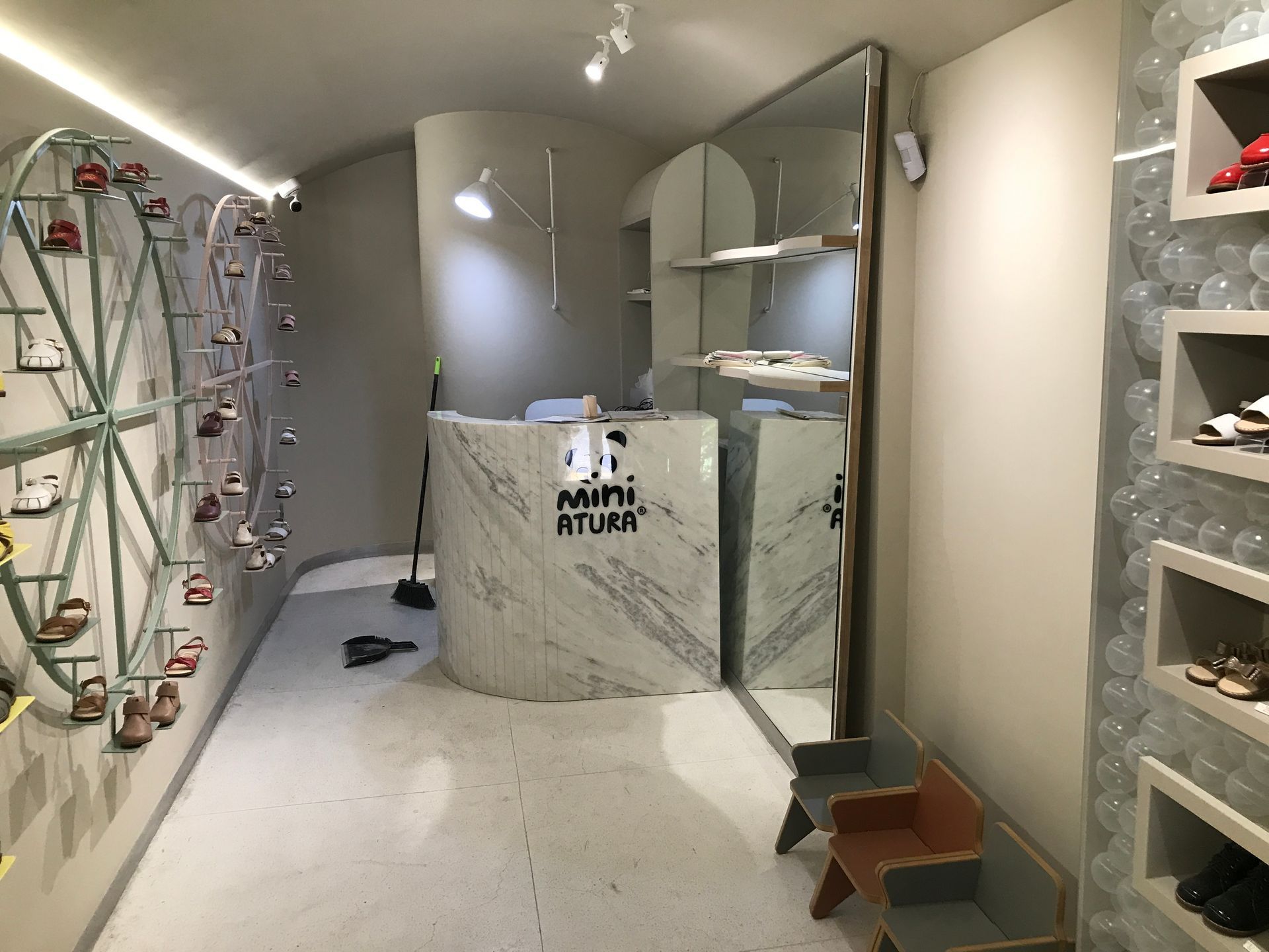 Uma loja de sapatos com uma roda gigante e um balcão de mármore