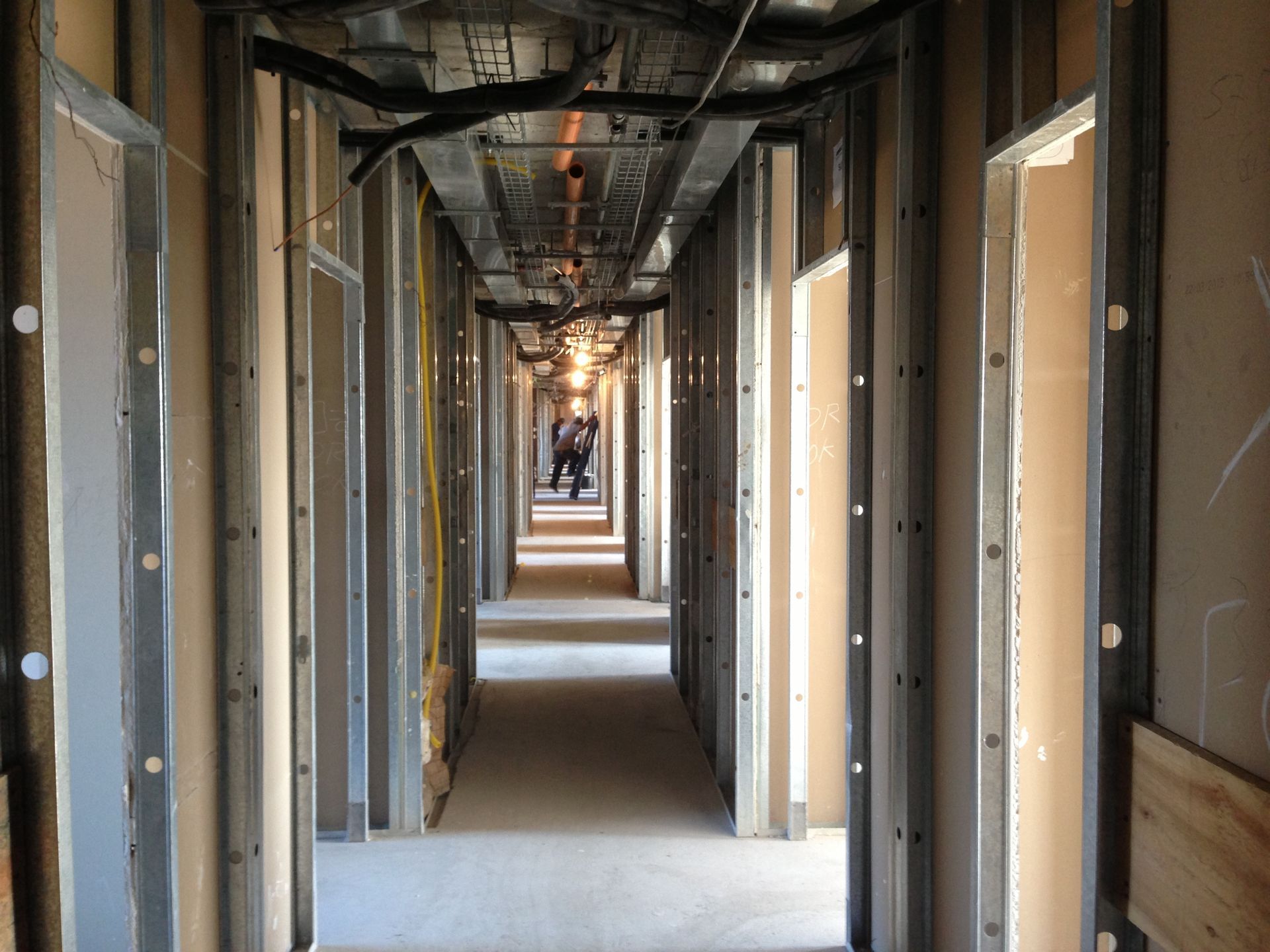 Um longo corredor em um prédio em construção