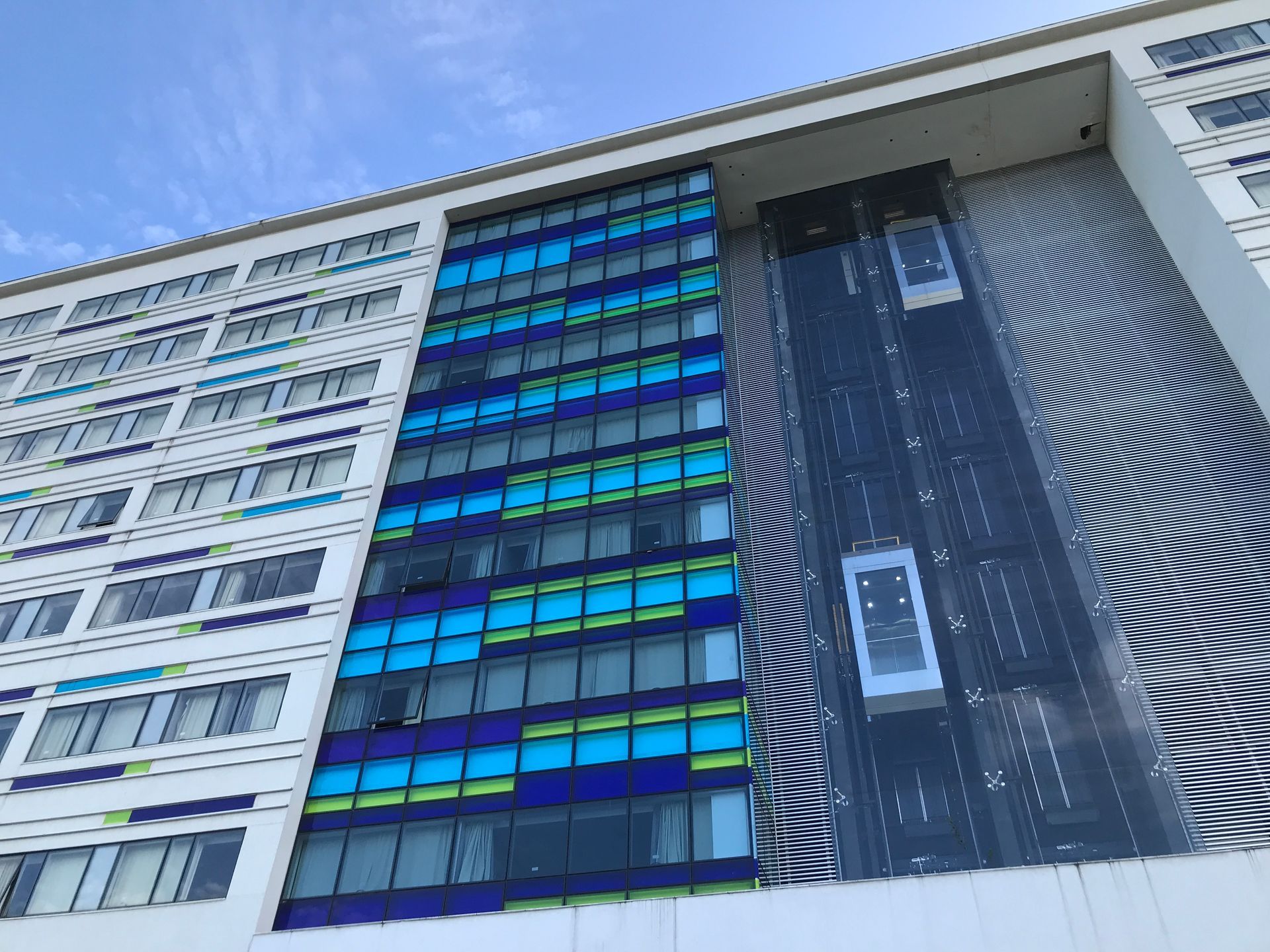 Um prédio grande com muitas janelas e um elevador