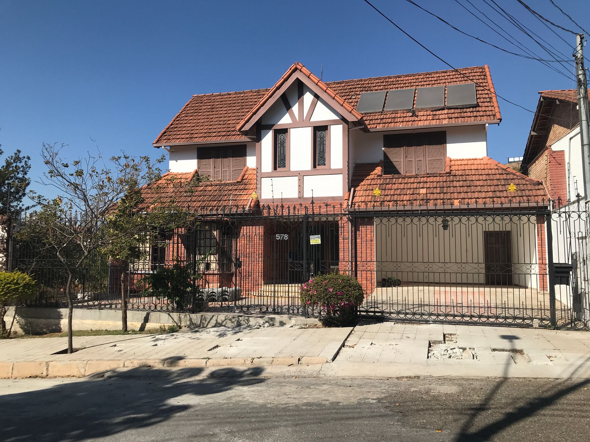 Uma grande casa de tijolos com painéis solares no telhado