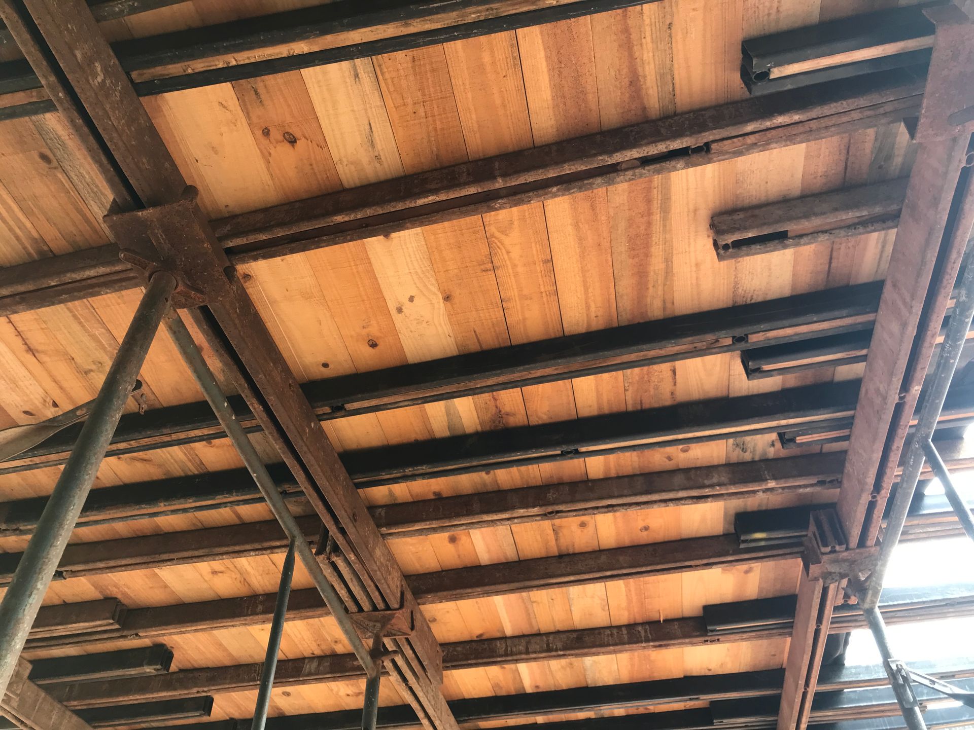 O teto de um edifício é feito de madeira e metal.