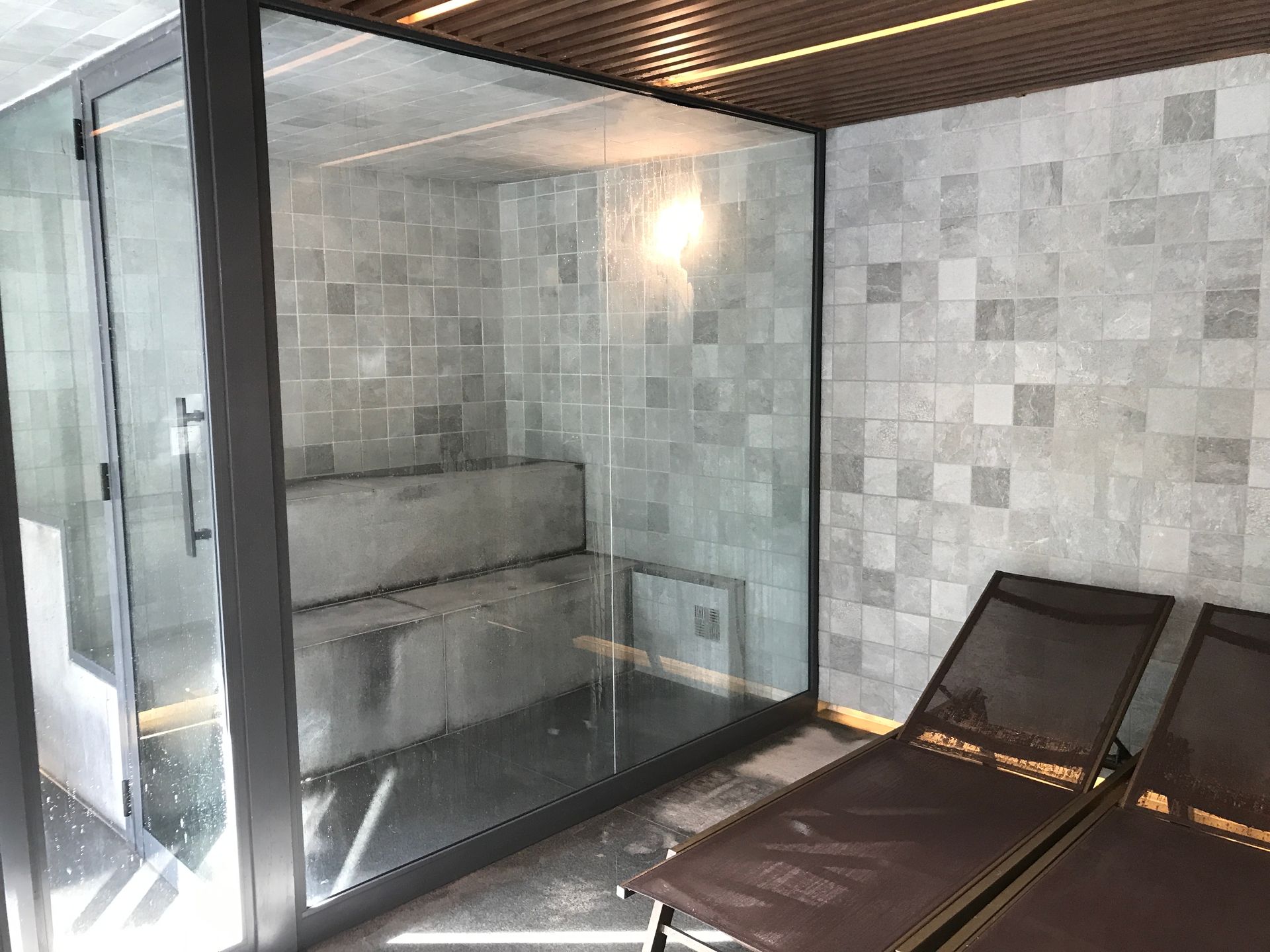 Uma sala com muitas janelas e cadeiras.