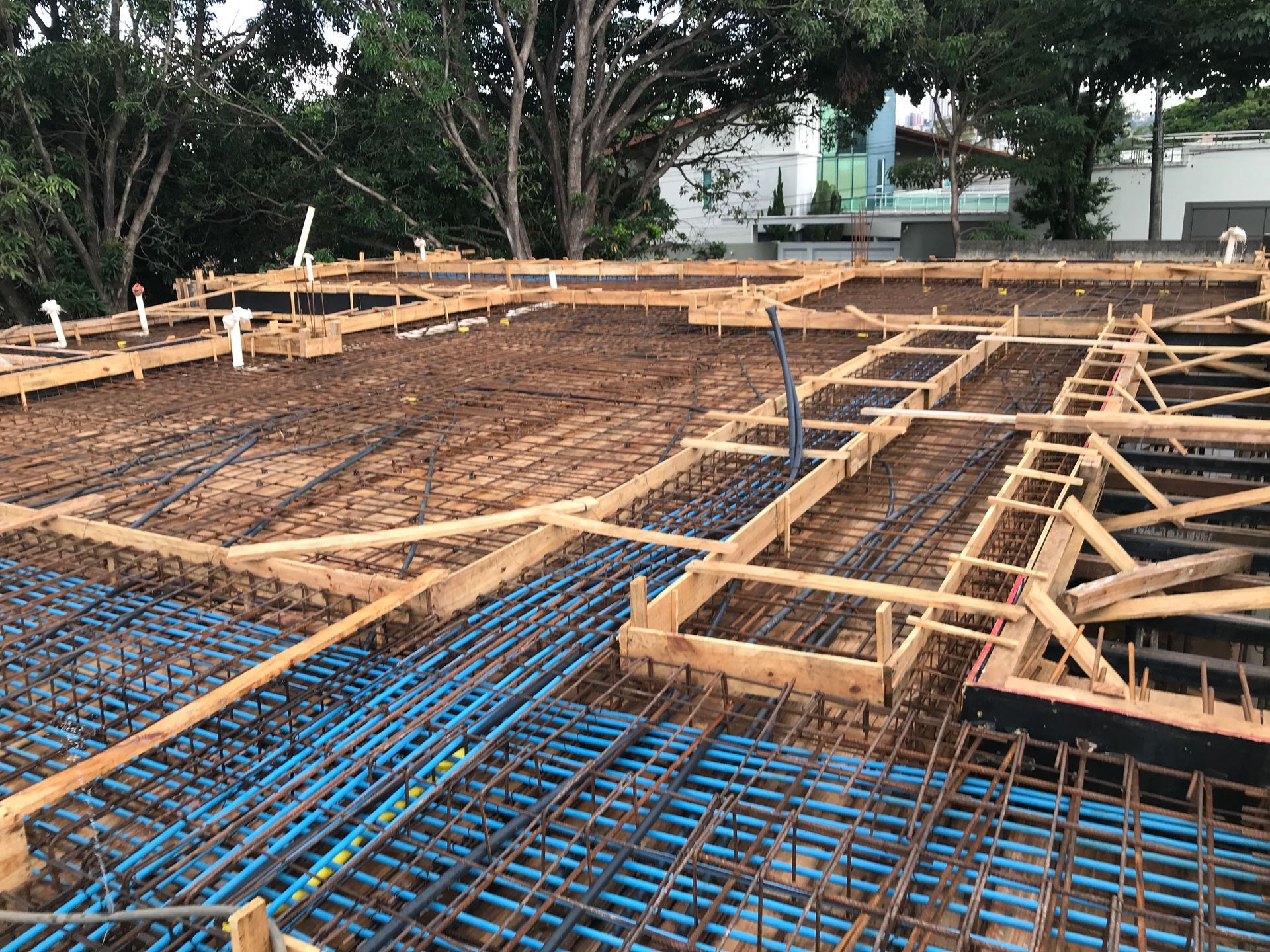 Um canteiro de obras com muitos fios passando por ele.