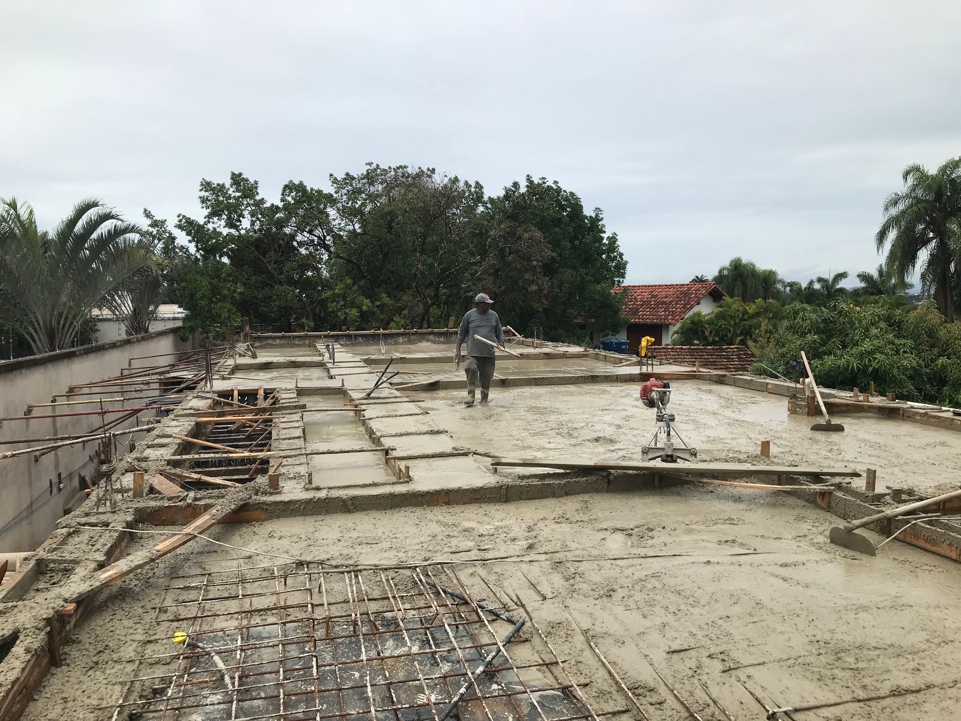 Um homem está caminhando no topo de um canteiro de obras.