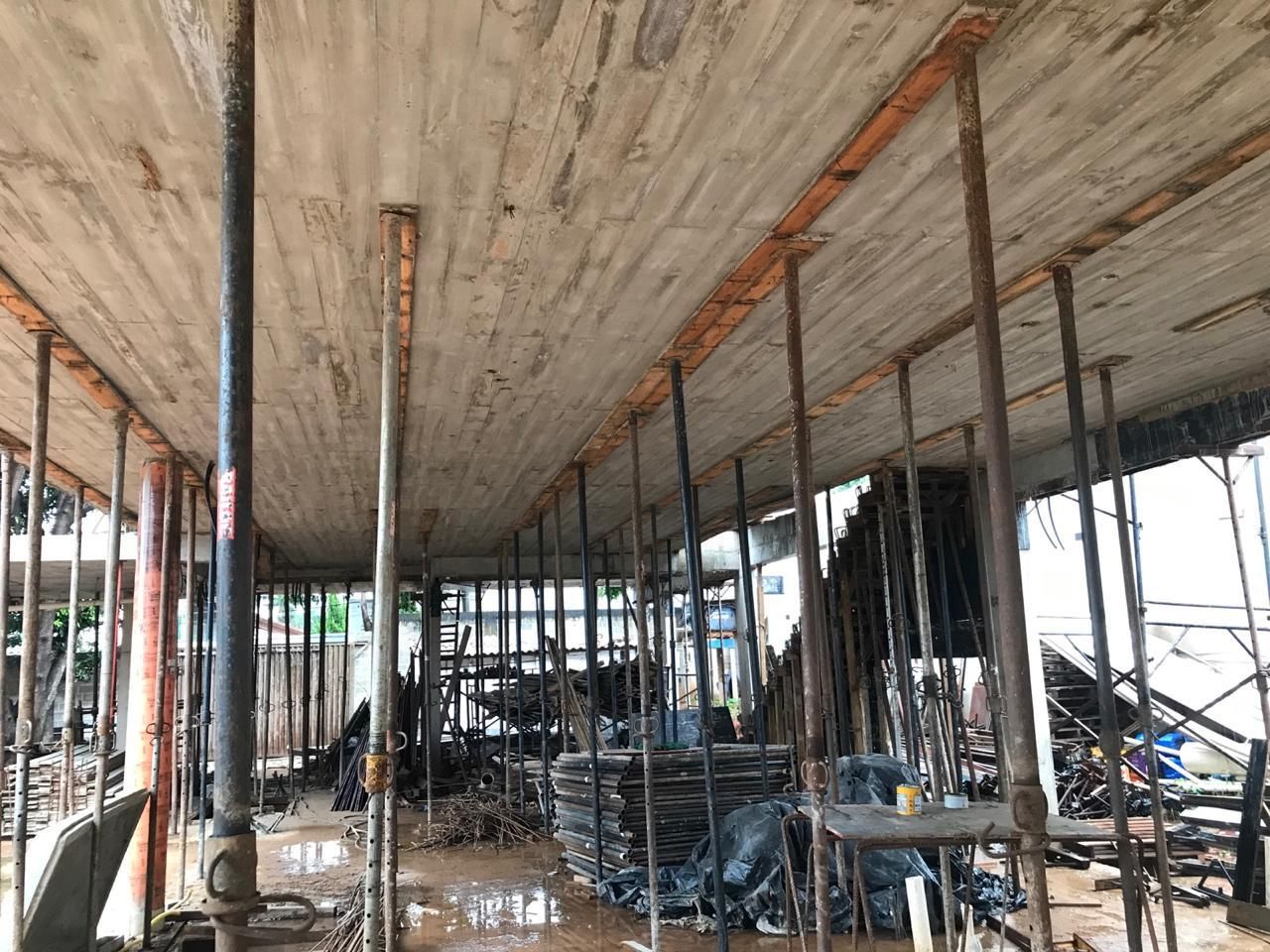 Um grande edifício em construção com muitos andaimes.