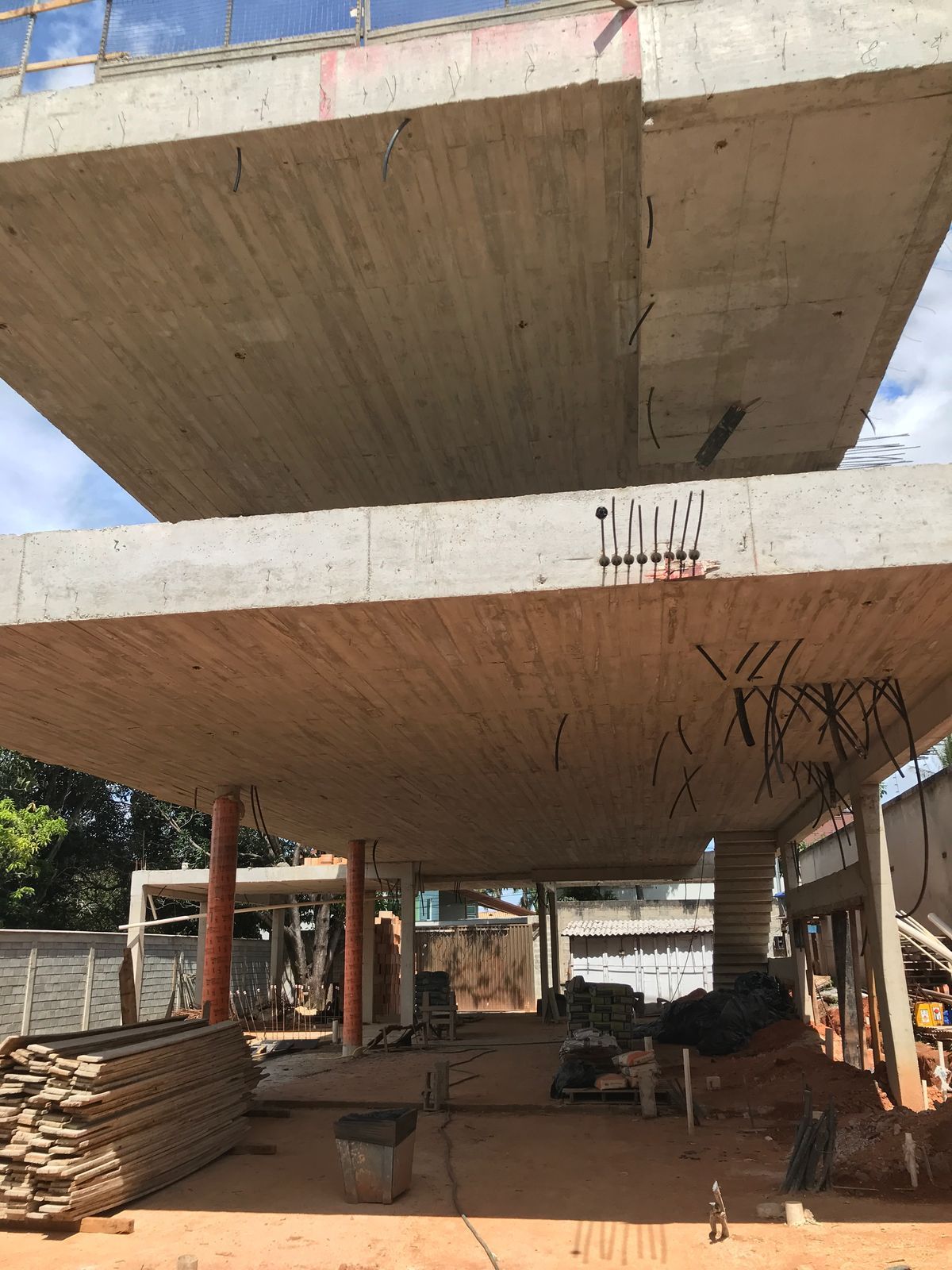 Um edifício em construção com telhado de concreto