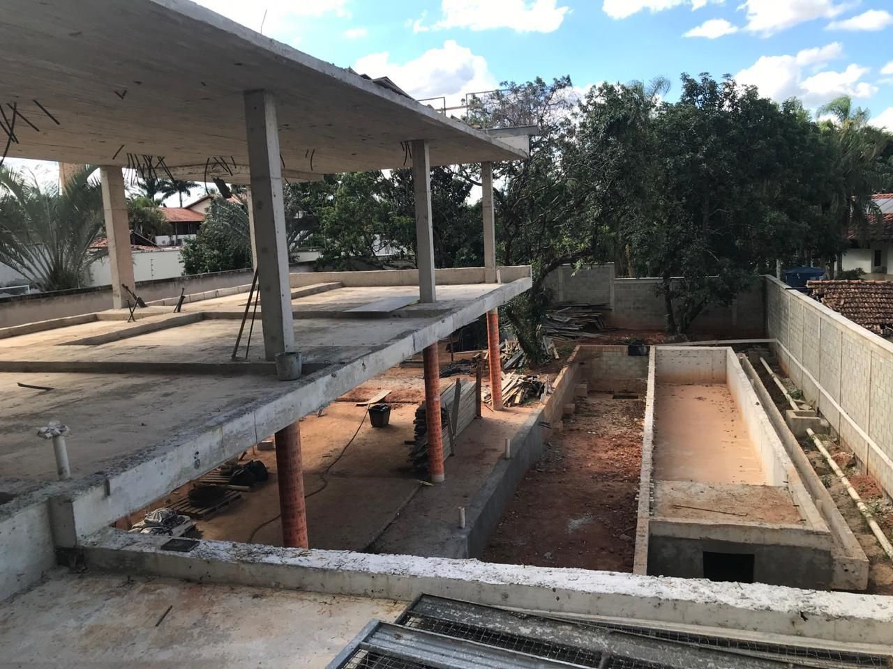 Um edifício em construção com muitos pilares de concreto