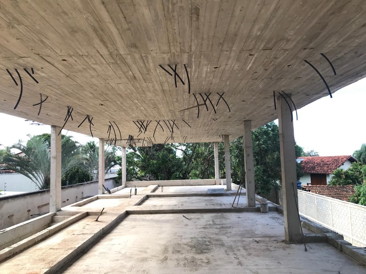 O teto de um prédio em construção tem muitos buracos