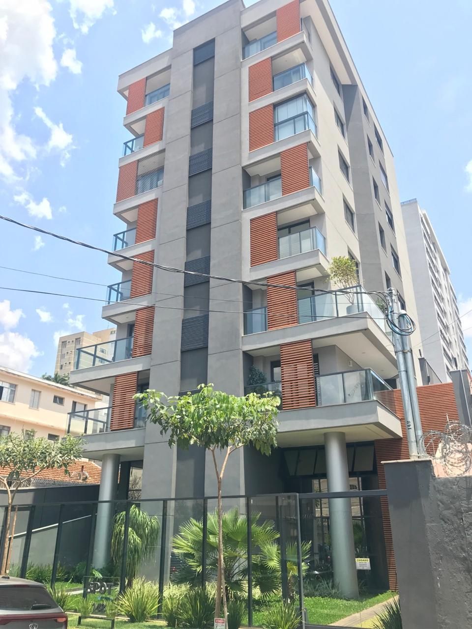 Um edifício alto com muitas janelas e varandas