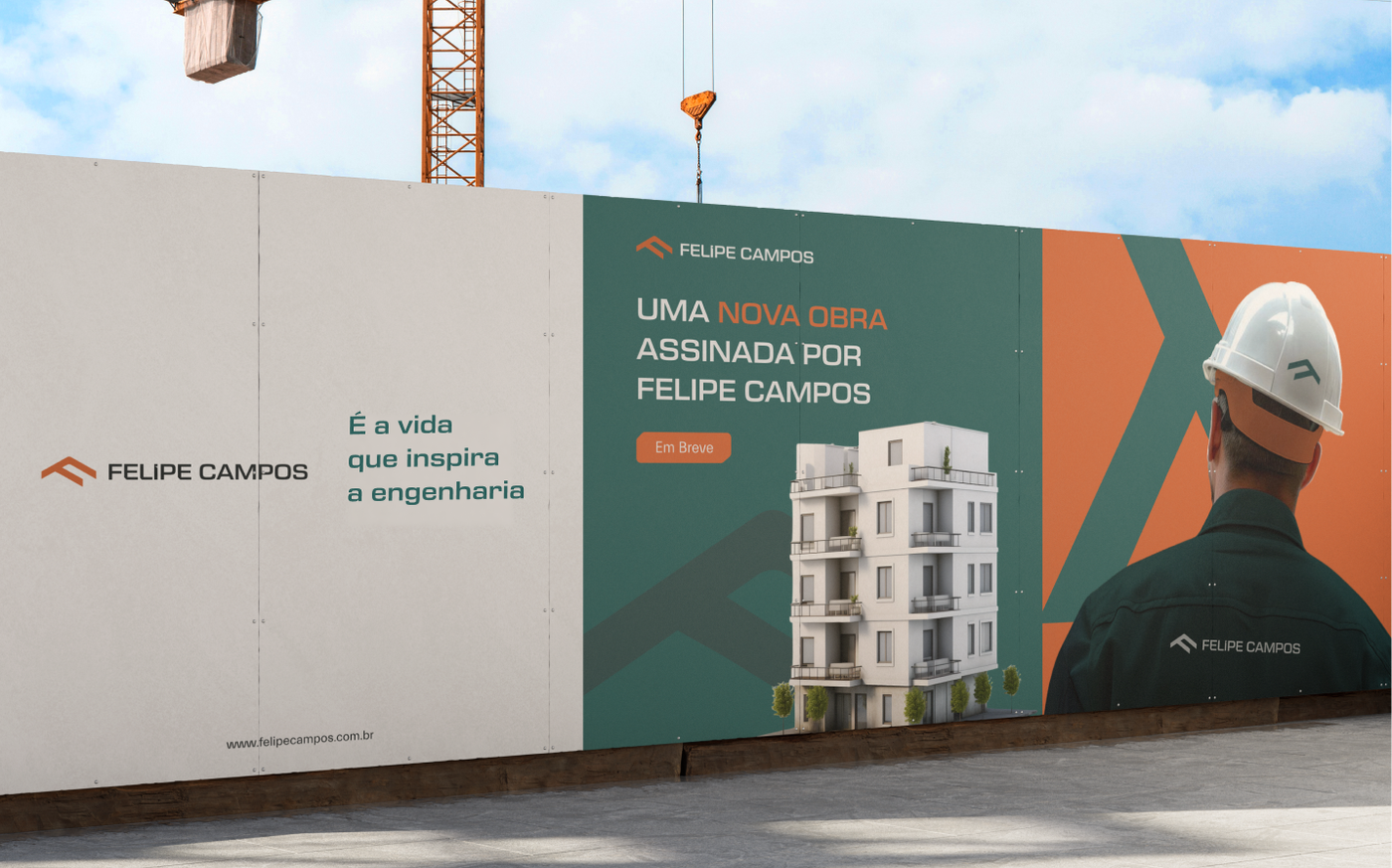 Um homem usando um capacete está parado em frente a um prédio em construção.