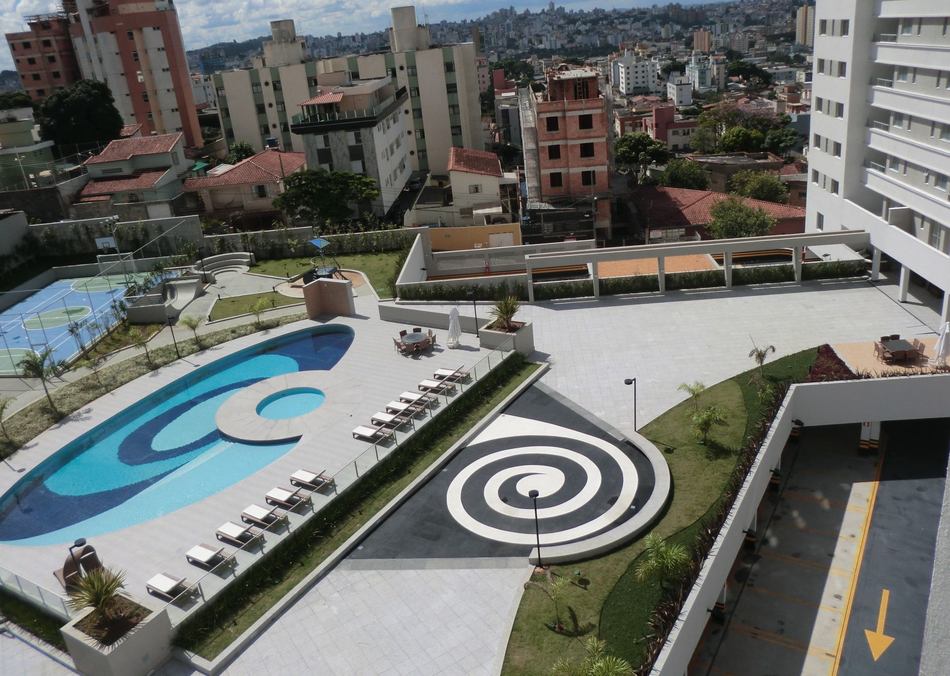 Uma vista aérea de uma grande piscina em uma cidade