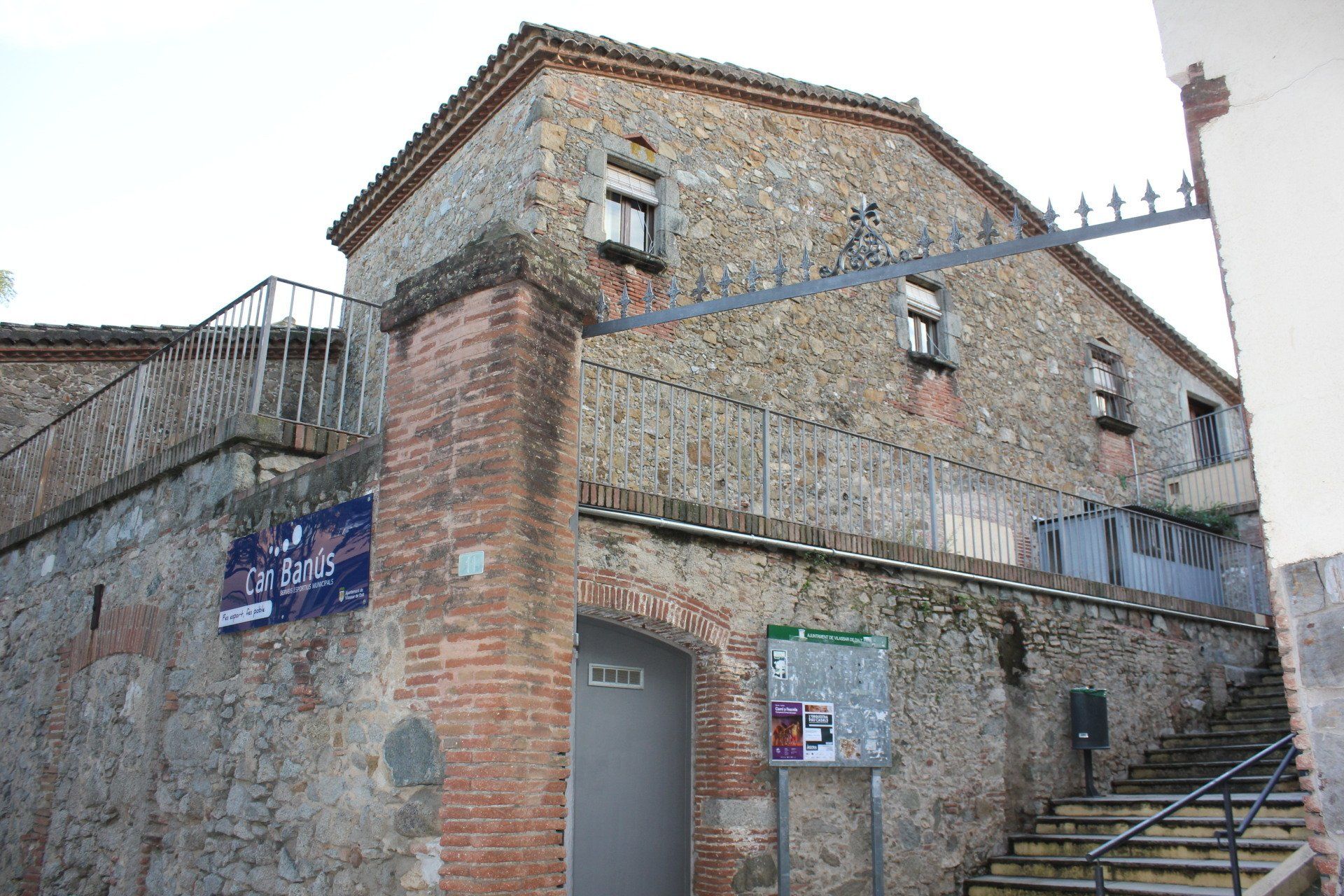 Entrada Piscina municipal de Can Banús per C/ Marquès de Barberà de Vilassar de Dalt