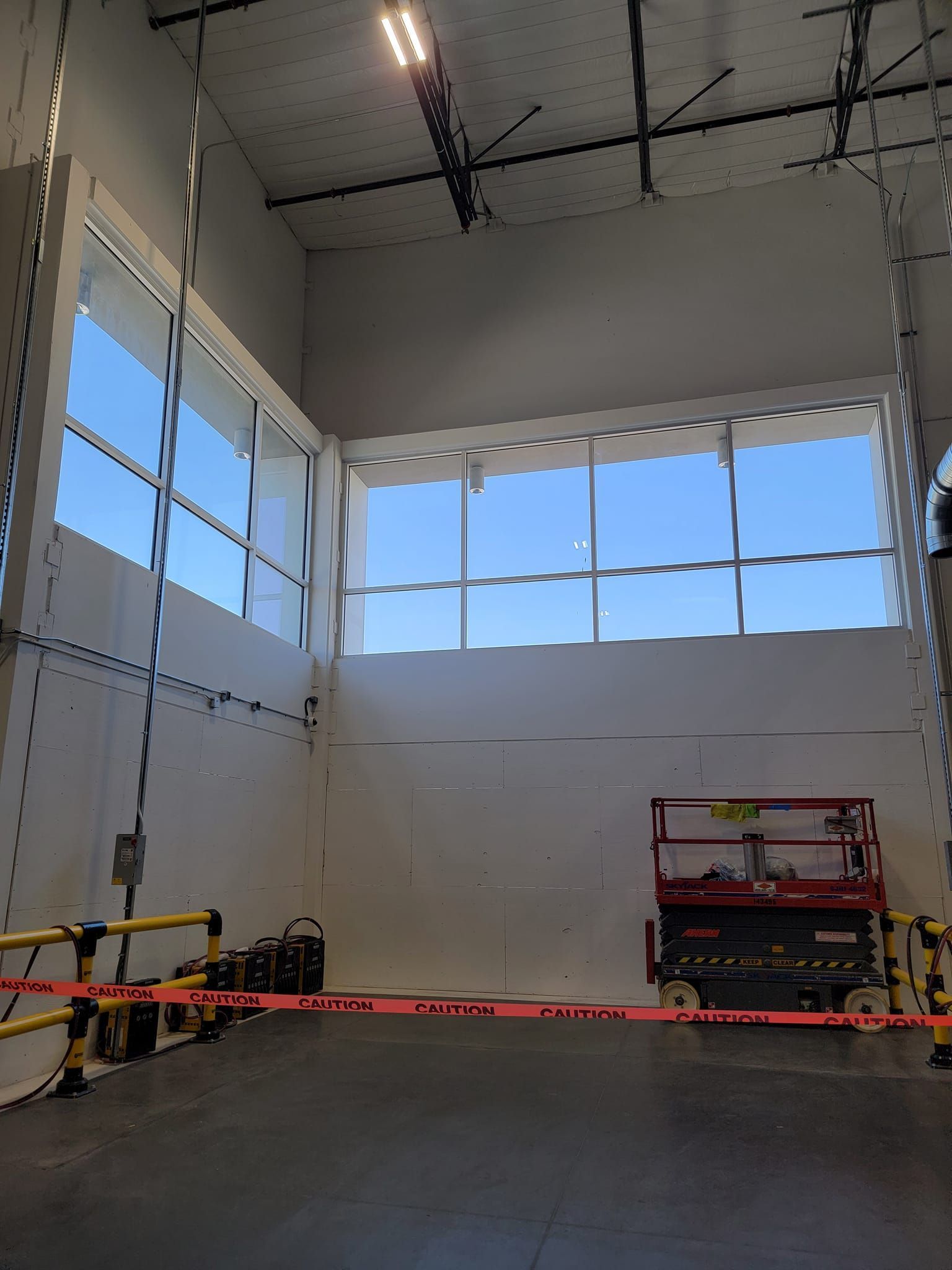 A large room with a lot of windows and a lift.