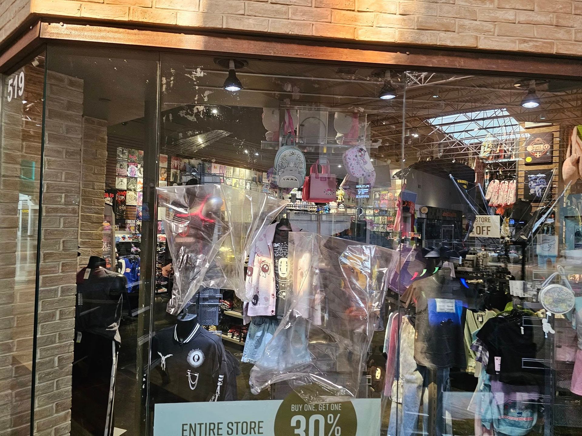 A store front with a sign that says 30 % off.