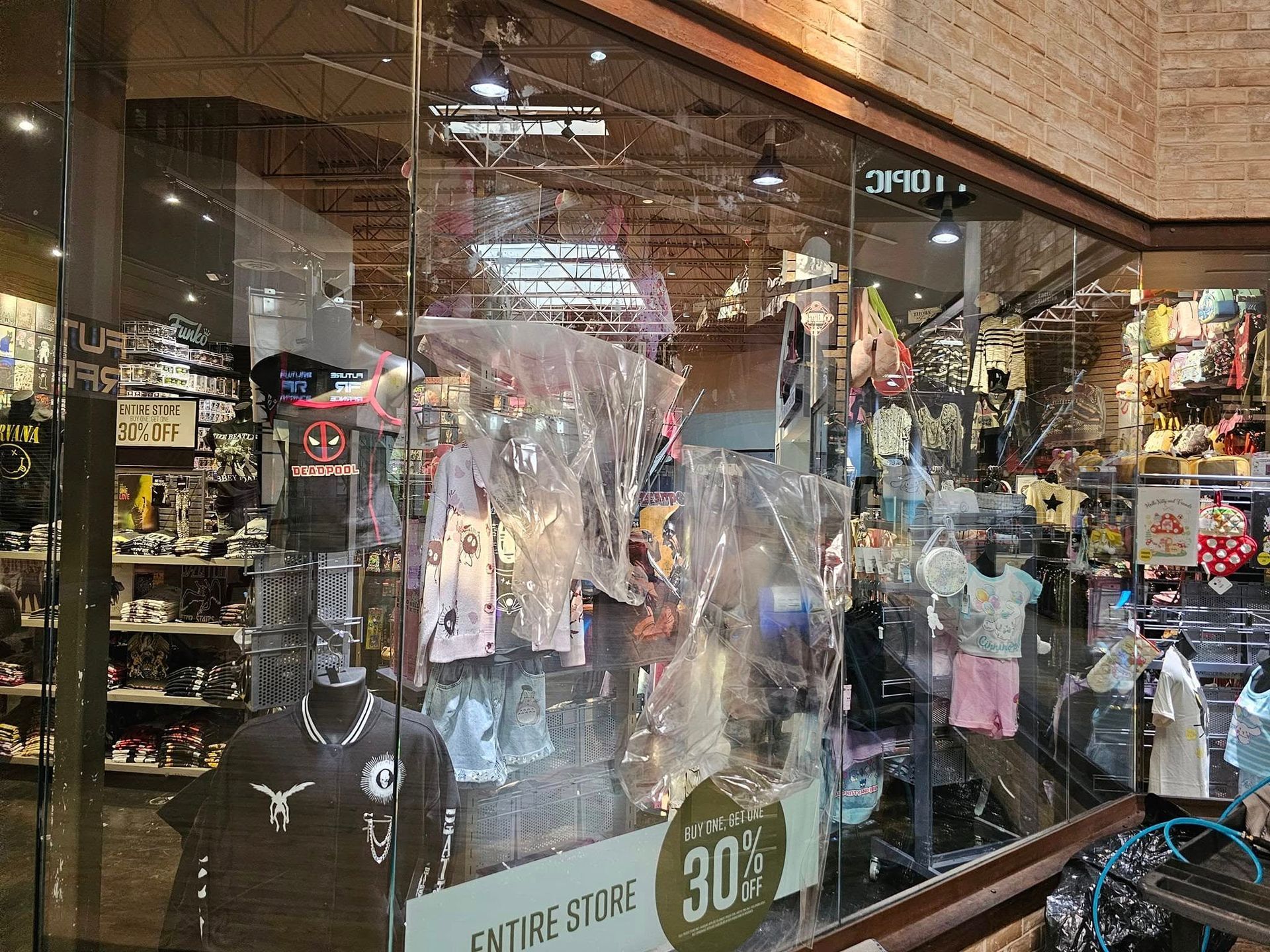 A store window with a sign that says 30 % off.