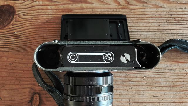 leica m6 loading film