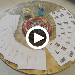 שולחן עם ניירות מפוזרים, חטיפים וקערה של אבנים דקורטיביות. מעליהם כפתור הפעלה.