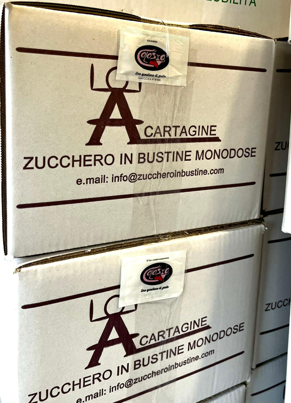 Scatole di bustine di zucchero impilate.