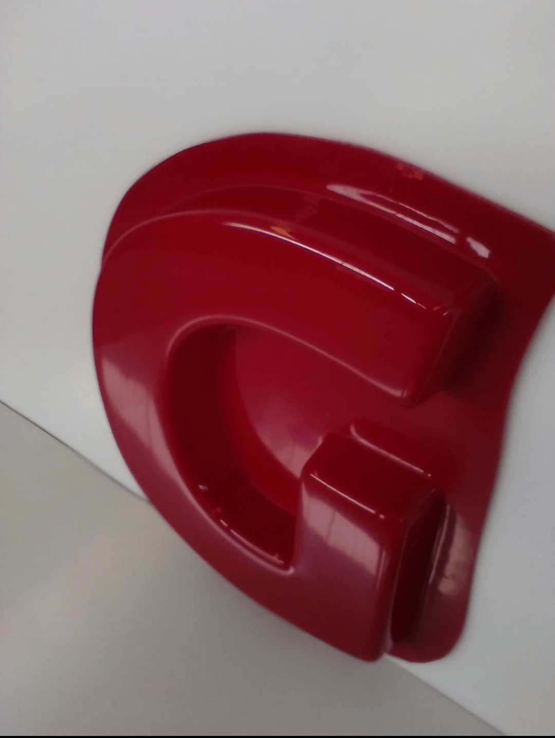 insegna a forma di g