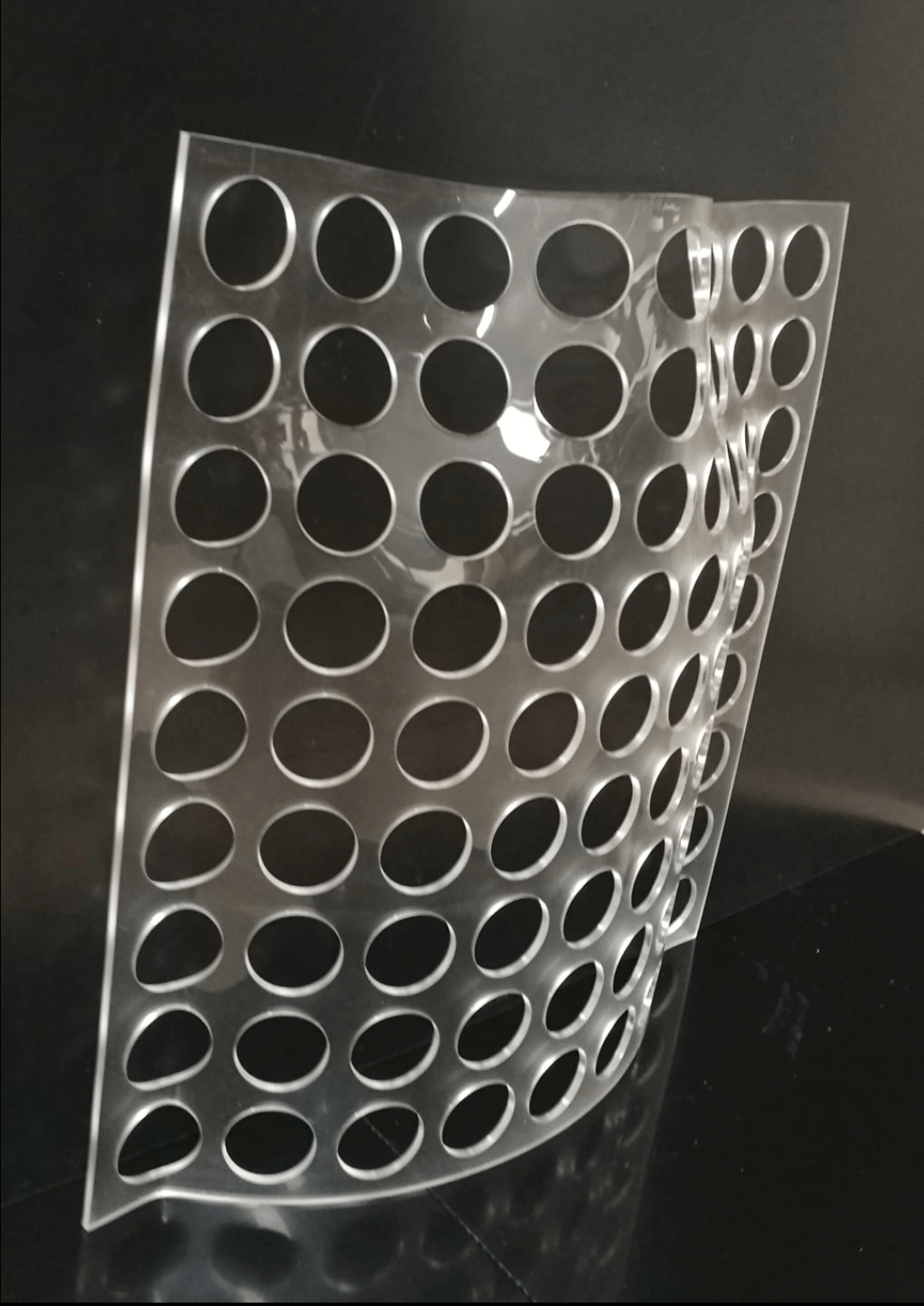 oggetto traforato plexiglas