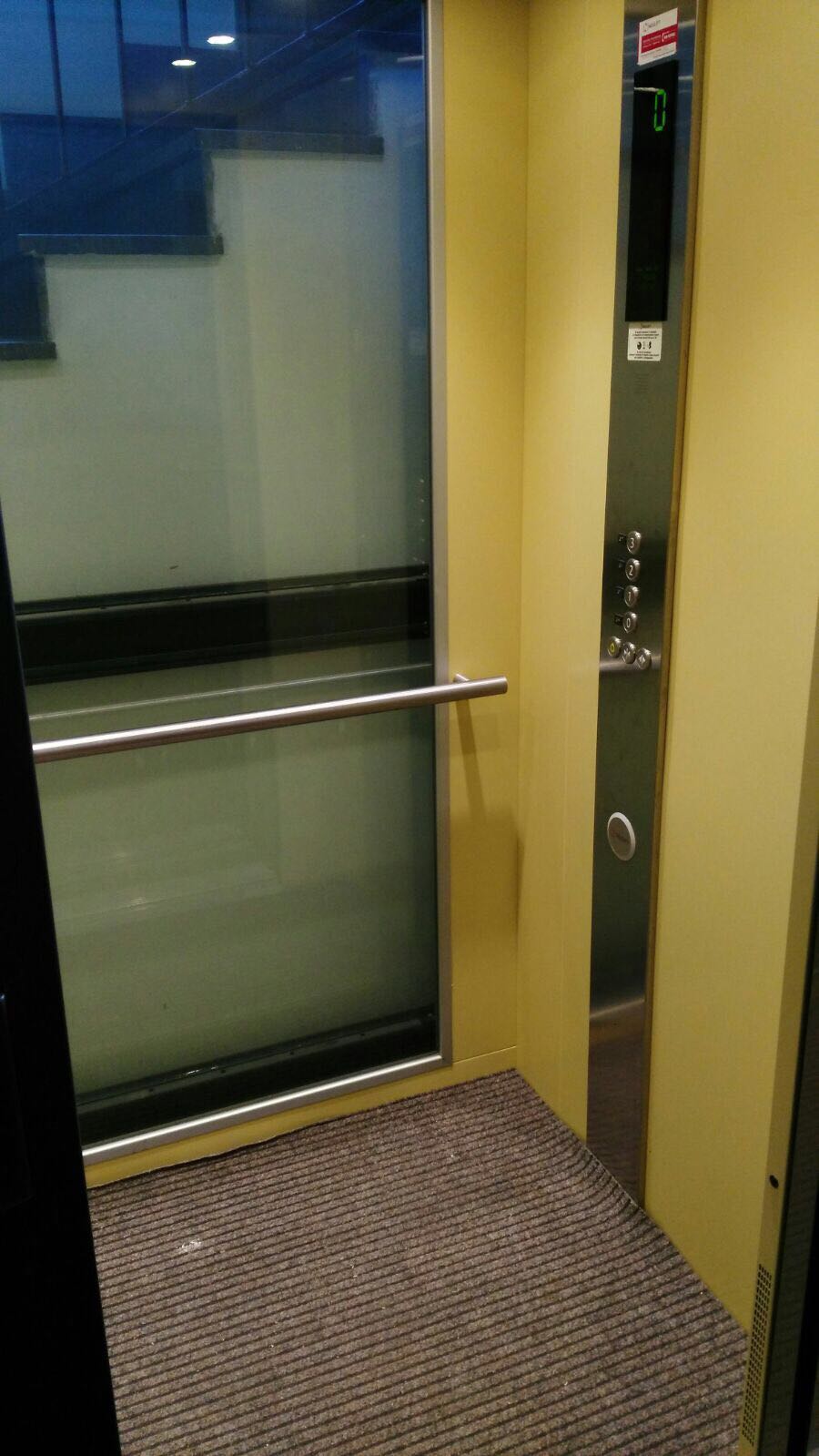 Porta con maniglione