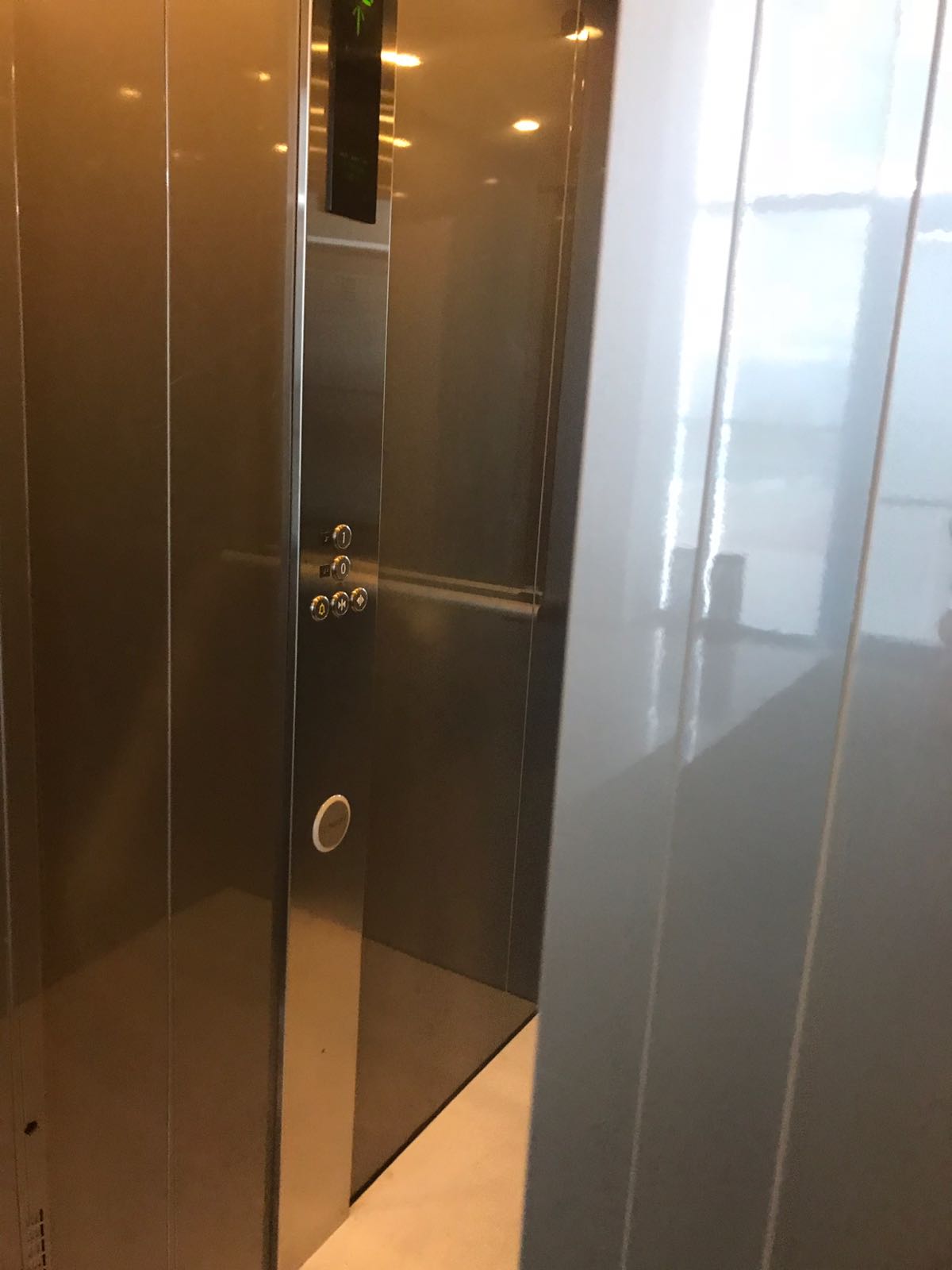 Ascensore con porte in metallo