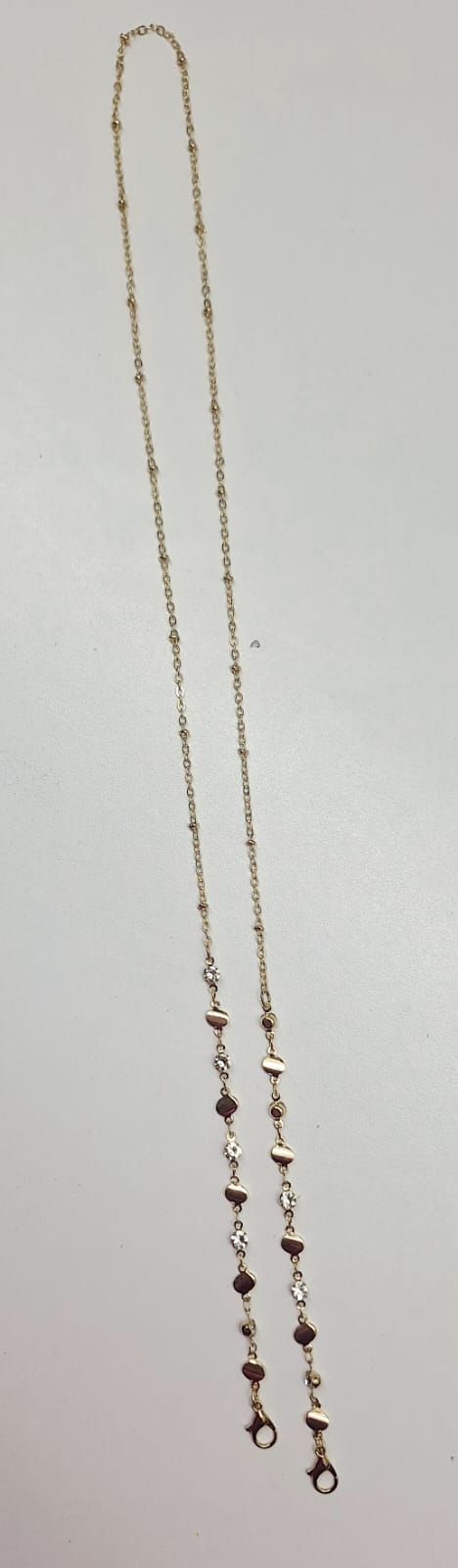 Cadena de plata con pequeñas cuentas y cierres, probablemente para gafas.