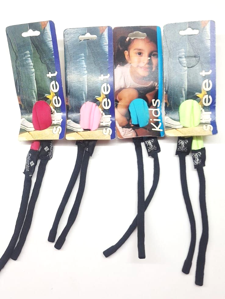 Cuatro portagafas con accesorios de plástico de colores sobre una superficie blanca. Uno tiene una niña.