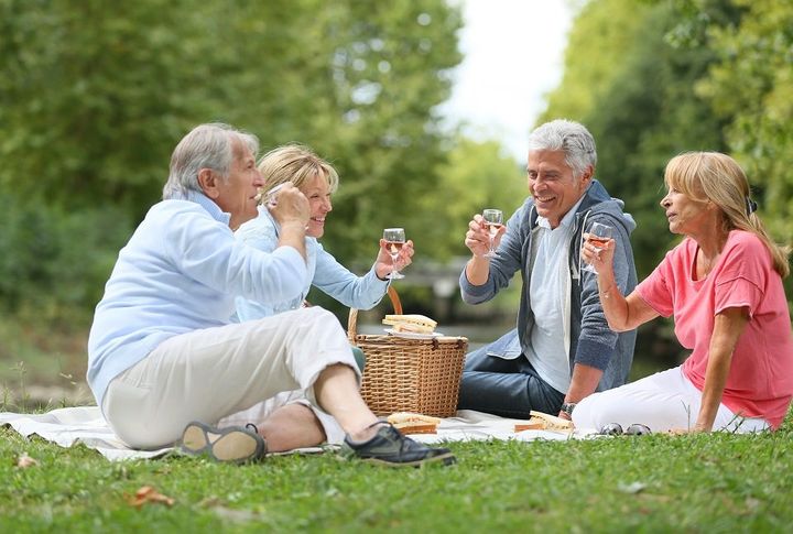 picnic nel giardino della residenza per terza età