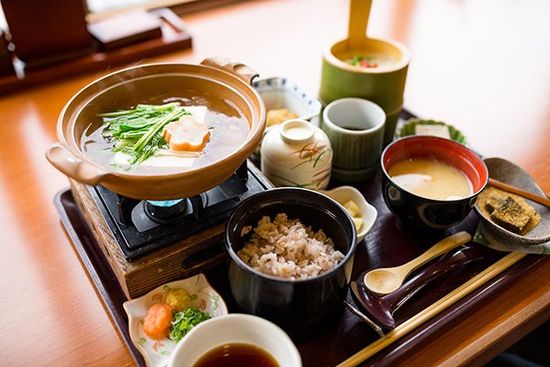 Thali giapponese: piatto con la minestra e piccole porzioni di vari piatti