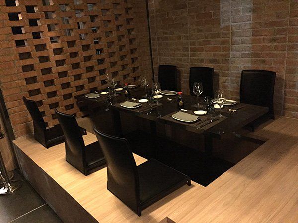 Originali tavolo e sedie nere, basse,stile giapponese per mangiare seduti nel suolo