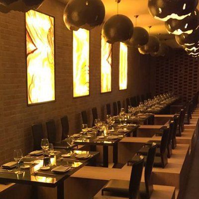 Il ristorante questa decorate in tonalità bruni,soft,con tabelle di luce in giallo e mobili di legno