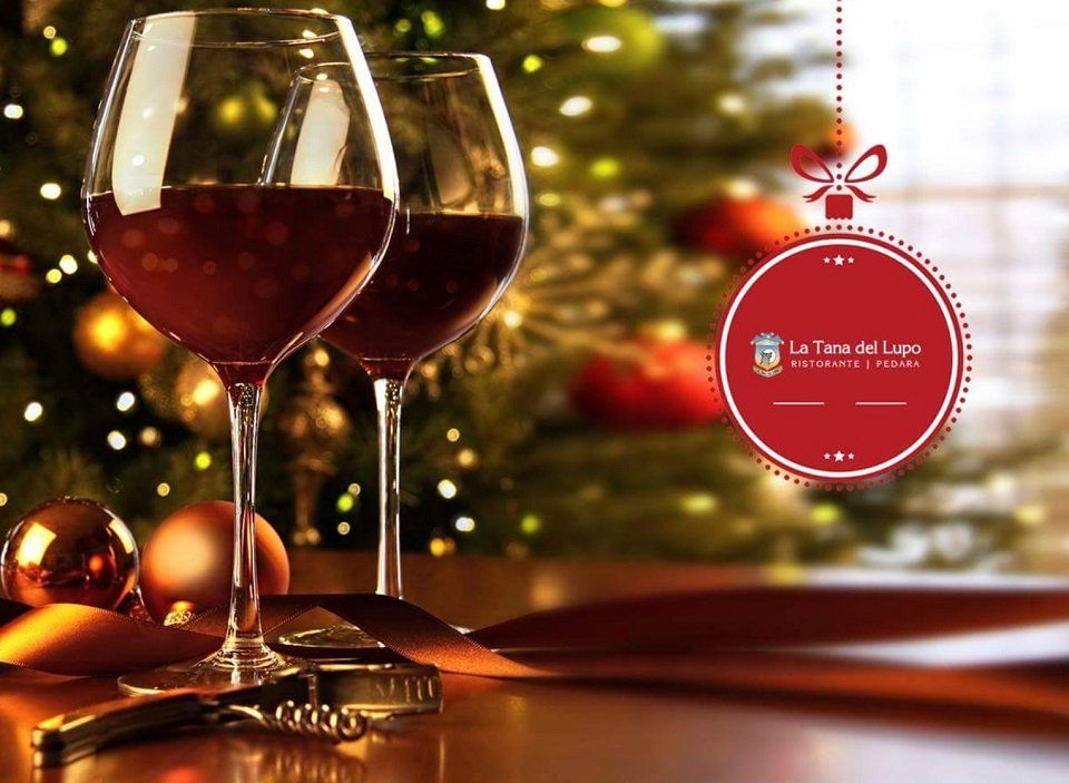 due bicchieri di vino rosso