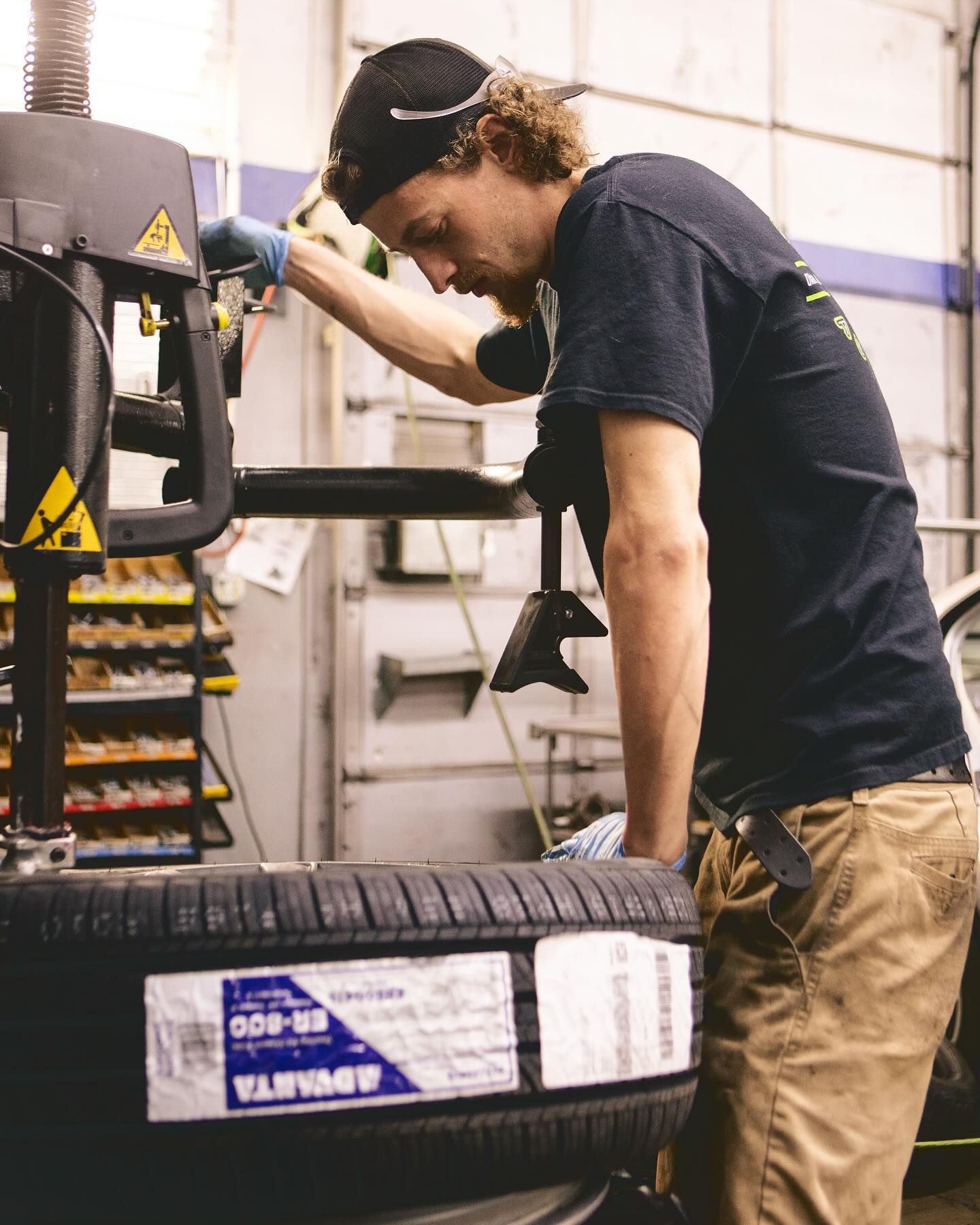 Mechanic changing a tire in a garage | SK Mechanic