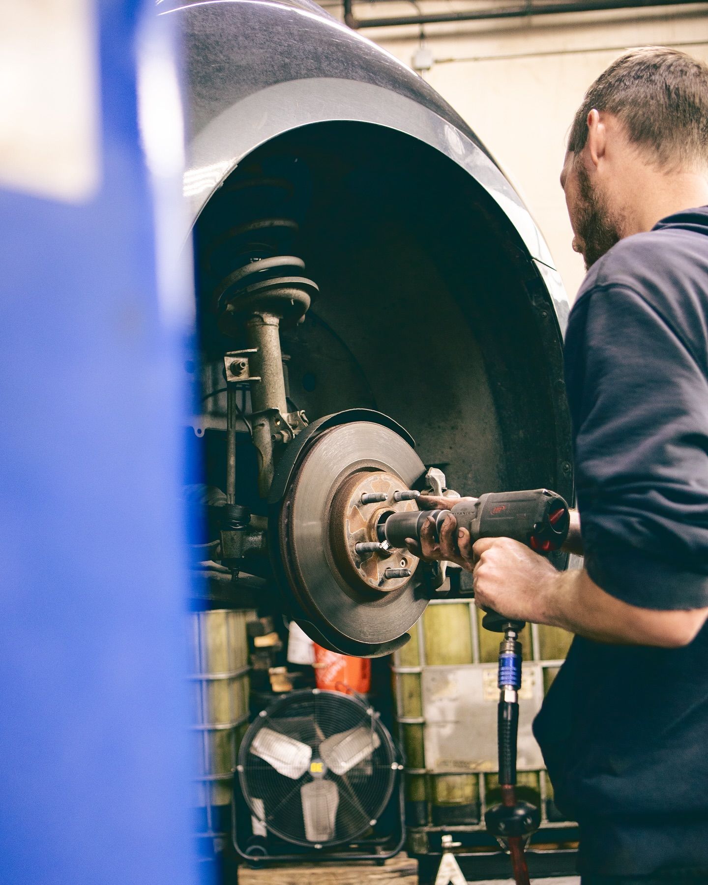 Mechanic uses power tool on car's brake system | SK Mechanic