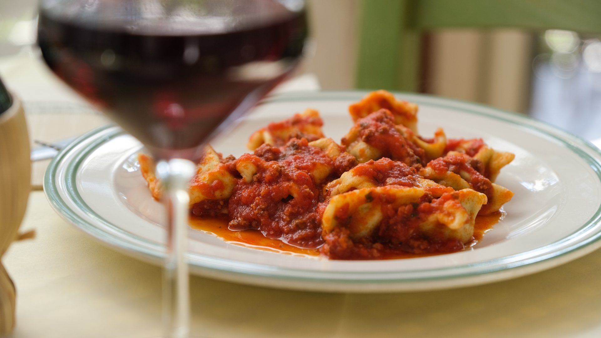 clienti mentre bevono il caffè