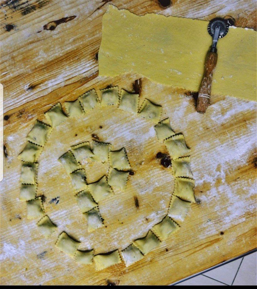 tavolo in legno con tordelli in preparazione