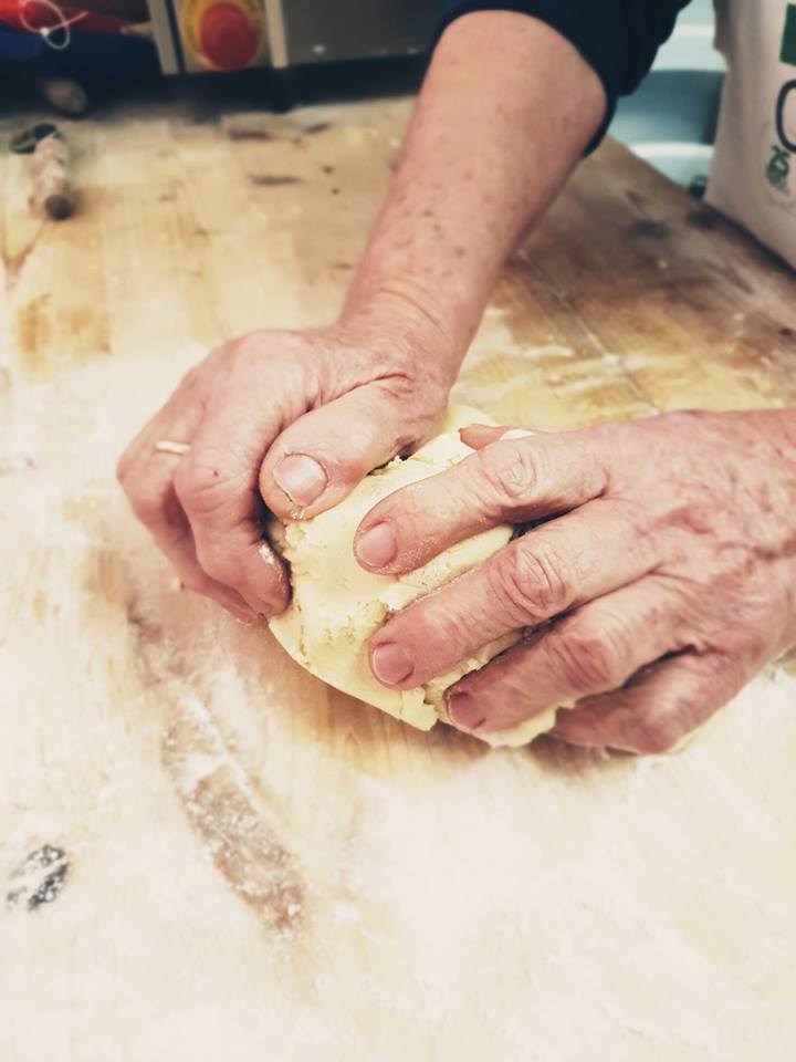 donna mentre impasta