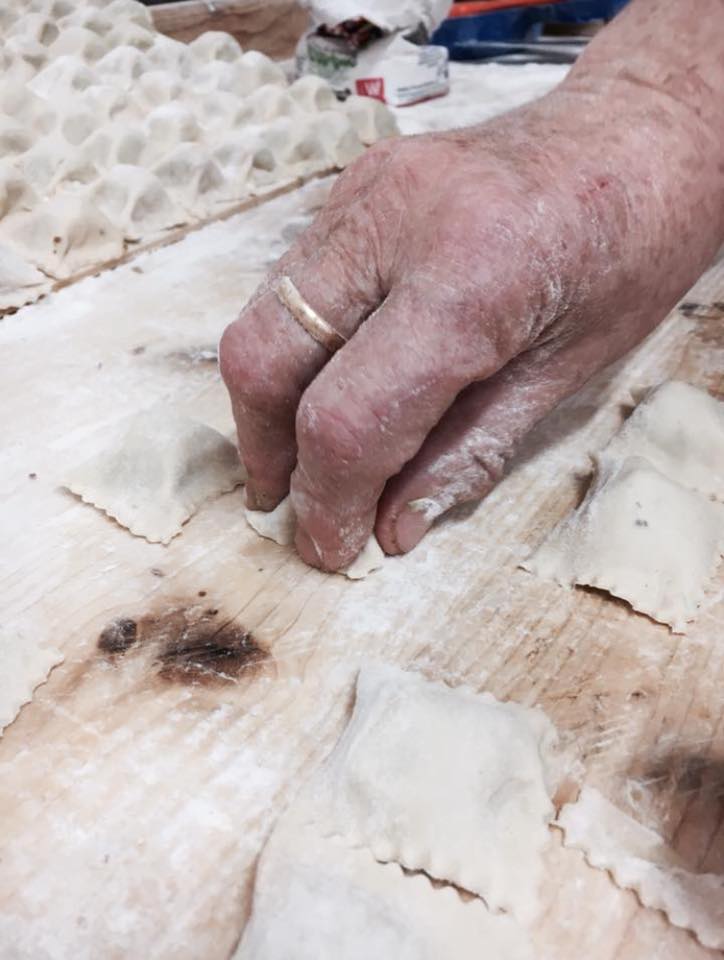 donna mentre prepara i tordelli