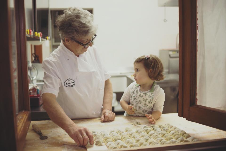 nonna con nipote mentre le mostra i tordelli fatti a mano
