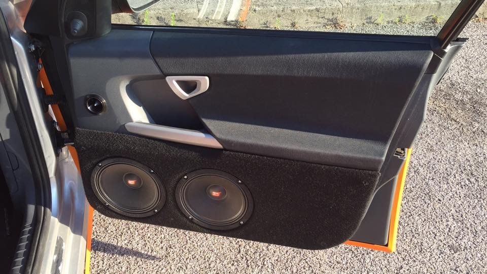 casse all'interno dello sportello di una vettura