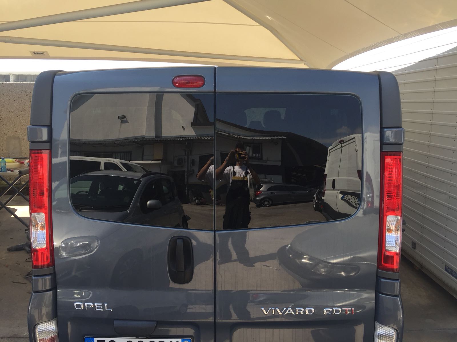 Applicazione di pellicole oscuranti per furgoni
