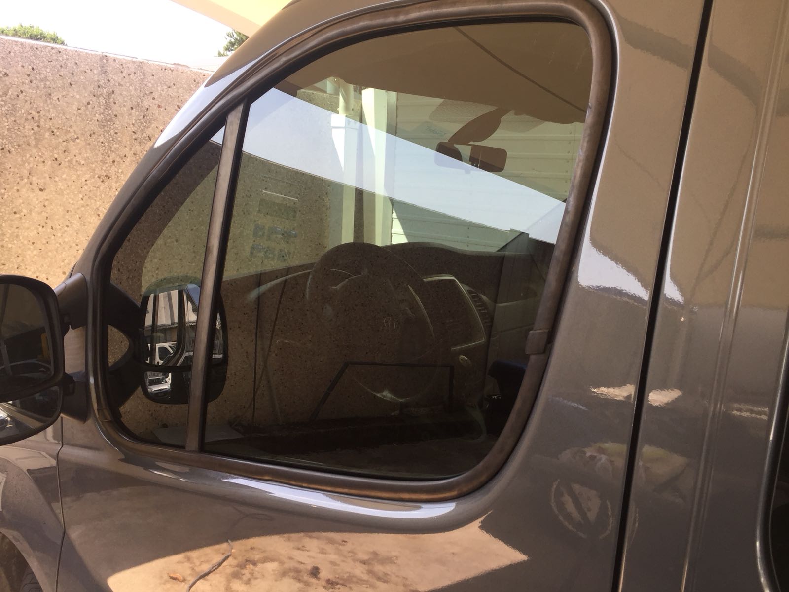 Pulmino con pellicole oscuranti sui vetri